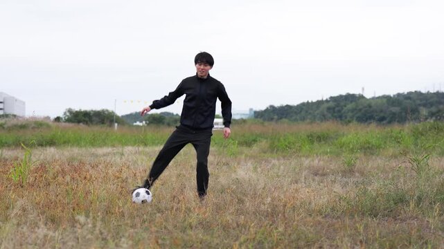 ドリブルの練習をするサッカー選手