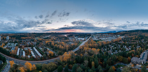 Obraz premium Panoramic Aerial View Of Burnaby And Greater Vancouver At Sunset With Autumn Colors