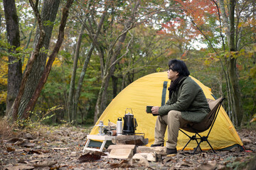 秋のソロキャンプ を楽しむ男性