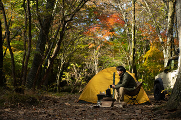 秋のソロキャンプ を楽しむ男性