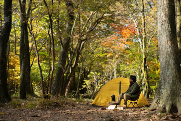 秋のソロキャンプ を楽しむ男性