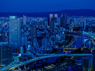 イルミネーションに彩られた大阪御堂筋を高層ビルから撮影 © Takamori Miyagishi 