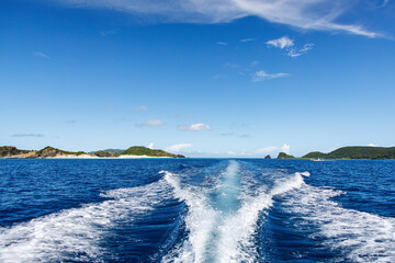 座間味島からは無人島渡しのボートで３つの島（安室島、安慶名敷島、嘉比島）へ渡れる。
座間味島座間味港
沖縄県島尻郡慶良間諸島-2025
沖縄本島から40km西方にある諸島。
大小30以上の島々からなる島嶼群は全体が国立公園に指定されている。
珊瑚礁の海、白い砂浜、緑の山地は世界屈指の美しさ。
多くの貴重な動植物が生息している。

