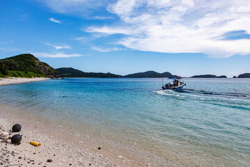 座間味島からは無人島渡しのボートで３つの島（安室島、安慶名敷島、嘉比島）へ渡れる。
座間味島座間味港
沖縄県島尻郡慶良間諸島-2025
沖縄本島から40km西方にある諸島。
大小30以上の島々からなる島嶼群は全体が国立公園に指定されている。
珊瑚礁の海、白い砂浜、緑の山地は世界屈指の美しさ。
多くの貴重な動植物が生息している。
