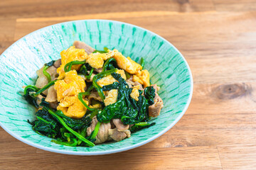 ほうれん草と豚肉と卵の炒め物