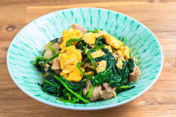 ほうれん草と豚肉と卵の炒め物