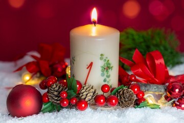 Grüße zum 1. Advent: Adventskerze mit weihnachtlicher Dekoration