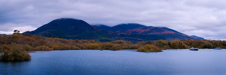 Obraz premium Killarney National Park panoramic autumn landscape over Lough Leane with views of Shehy Mountain and Tomies Mountain in County Kerry, Ireland, a majestic view from Ross Castle.