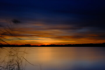 Zachód słońca nad jeziorem z długim czasem naświetlania © Przemysaw