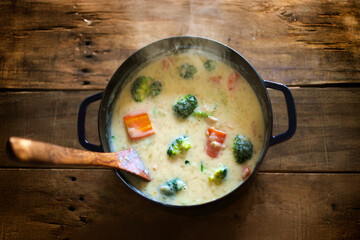 木の机の上のクリームシチュー