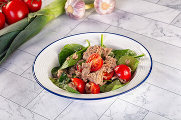 Salad with canned tuna and spinach