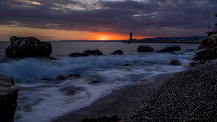 Paysage maritime du littoral méditerranéen au coucher du soleil autour de la ville de Nice