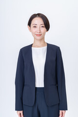 スーツ姿の女性・信頼感と清潔感のあるビジネスポートレート
