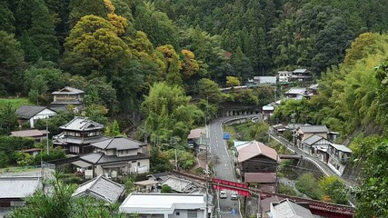 紅葉の色づいた高野下の山間を走る2200系天空 （南海 高野線 高野下 - 下古沢, 2025年11月）