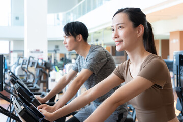 スポーツジムでトレーニングをする男女 撮影協力:スポーツクラブ&サウナスパ ルネサンス幕張24