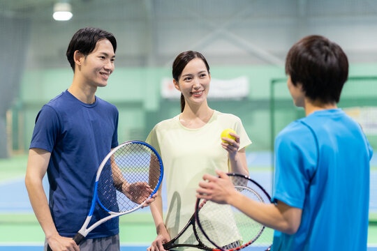 スポーツジムでテニスをする男女　撮影協力:スポーツクラブ&サウナスパ ルネサンス幕張24