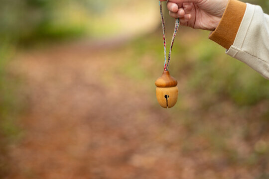 クマよけの鈴を持って歩く