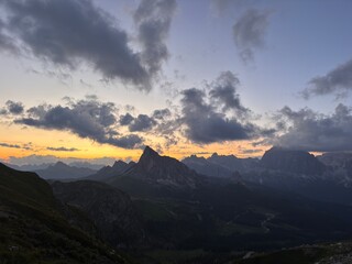 Obraz premium Majestätische Dolomitenlandschaft im warmen Licht – alpine Felsformationen und ruhige Natur