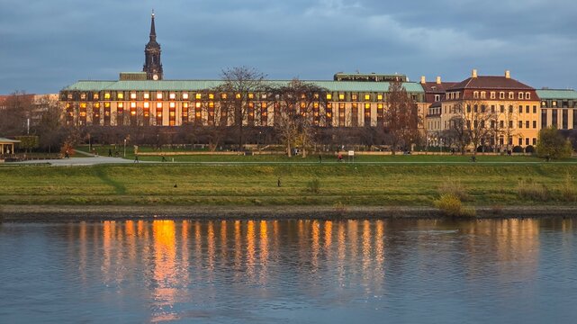 Bilderberg Bellevue Hotel Dresden an der Elbe &ndash; Au&szlig;enansicht am Abend, 16. November 2025 in Dresden, Deutschland