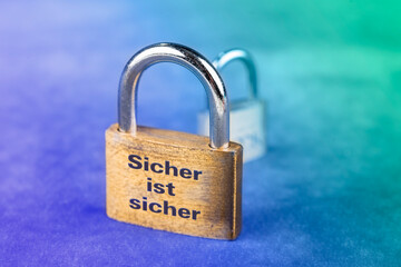 Sicher ist sicher - Symbolfoto mit Vorhängeschloss