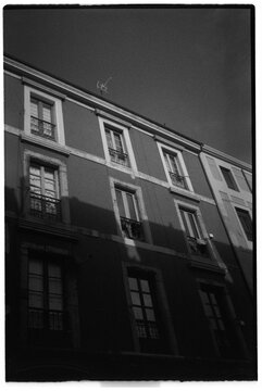 Fototapeta Black and white high-rise building facade shadow play