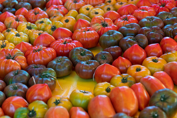 Des tomates et l&eacute;gumes du soleil sur les &eacute;tales des march&eacute;s du sud de la France en r&eacute;gion Occitanie