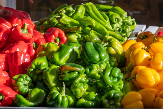 Des poivrons et l&eacute;gumes du soleil sur les &eacute;tales des march&eacute;s du sud de la France en r&eacute;gion Occitanie