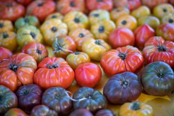 Des tomates et l&eacute;gumes du soleil sur les &eacute;tales des march&eacute;s du sud de la France en r&eacute;gion Occitanie