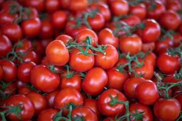 Des tomates et l&eacute;gumes du soleil sur les &eacute;tales des march&eacute;s du sud de la France en r&eacute;gion Occitanie