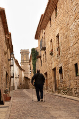 Hombre con muletas paseando por Culla, Castell&oacute;n.