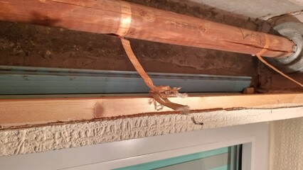 Im rollraum, reparatur der wicklung einer kunststoff -rolllade