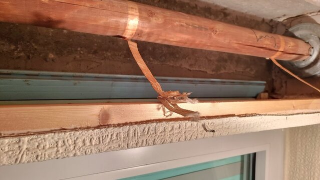 Im rollraum, reparatur der wicklung einer kunststoff -rolllade