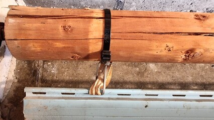 Im rollraum, reparatur der wicklung einer kunststoff -rolllade