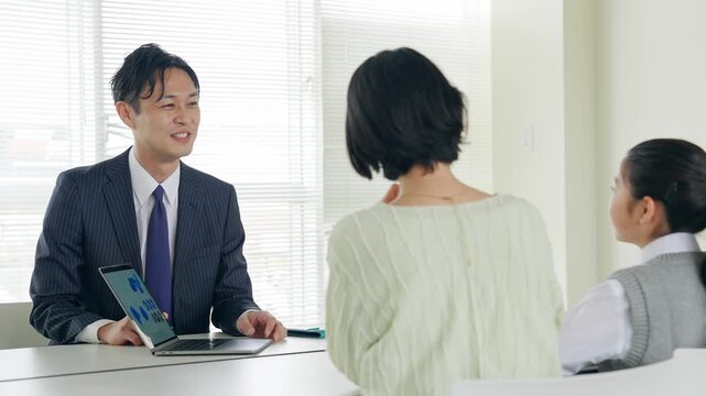 三者面談を受ける親子