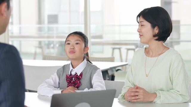 三者面談を受ける親子