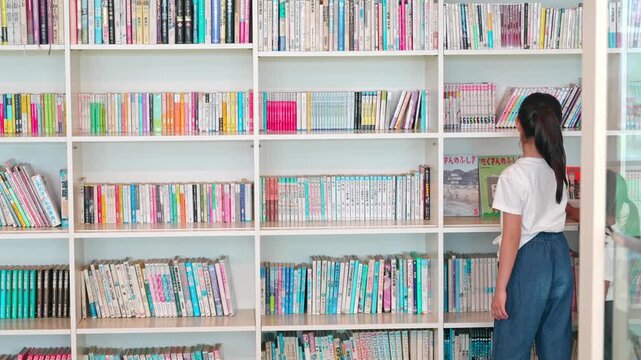 図書室で本を読む女の子