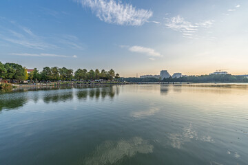 Obraz premium Sunset scenery by the city lake