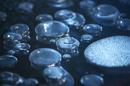 Frozen bubbles on dark ice