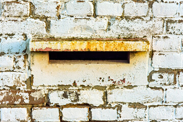 Naklejka premium white-leaved stone wall with a letterbox built into the wall