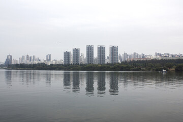 Naklejka premium This is a view of the Han River with a view of high-rise apartments.