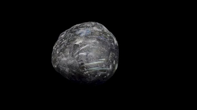 ラブラドライト原石の360度回転映像（黒背景）