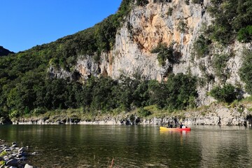 Naklejka premium Descente en canoë sur la rivière Ardèche. Gorges de l'Ardèche - Ardèche. 