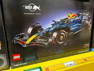 Obraz premium Lego Technic Formula One car by Oracle Red Bull Racing on display in store packaging