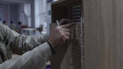 The training workshop demonstrates a model for accurately marking holes for door handles in furniture, which helps students master professional skills in furniture production.