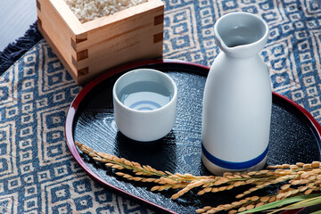 日本酒　お猪口と徳利