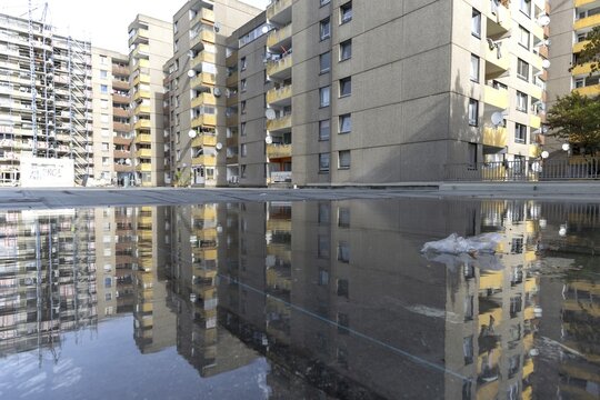 Renovation of numerous rental flats after several apartment buildings fell into disrepair due to extensive mould infestation, satellite town of Chorweiler in Cologne, North Rhine-Westphalia, Germany