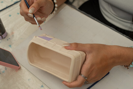 Detalle de manos pintando artesan&iacute;as