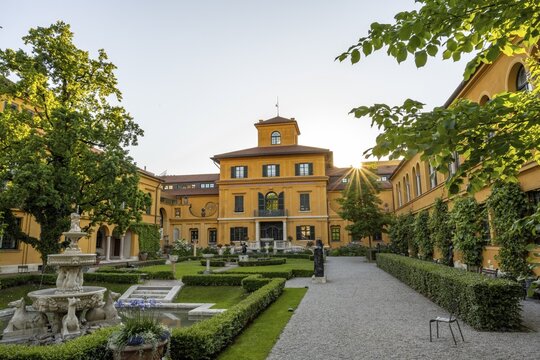 Lenbachhaus, Municipal Gallery, Garden with Fountain with Sun Star, Kunstareal Munich, Munich, Upper Bavaria, Bavaria, Germany