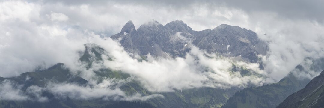 Panorama from the Fellhorn, 2038m, to the cloudy Allg&auml;u main ridge, Allg&auml;u, Allg&auml;u Alps, Bavaria, Germany