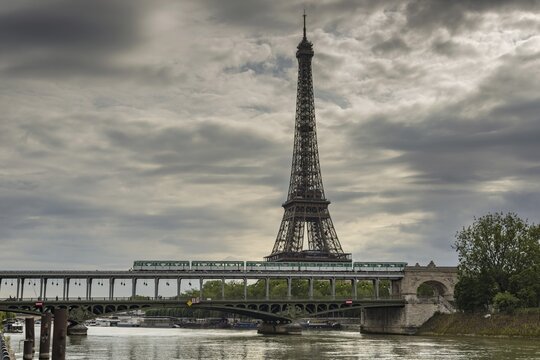 Metro, Pont Bir-Hakeim, over the Seine, behind it the Eiffel Tower, Paris, &Icirc;le-de-France, France